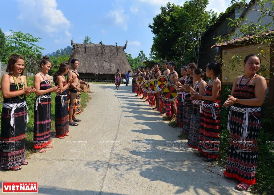 En el parque nacional Chu Mom Ray, en la provincia de Kon Tum, los visitantes pueden explorar la cultura de los grupos étnicos Gia Rai y Re Mam (Foto: VNA)