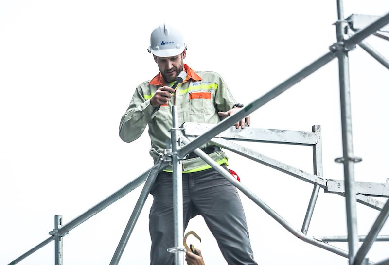 Los ingenieros extranjeros participan directamente en el proceso de supervisión y construcción en el sitio, asegurando el cumplimiento de los rigurosos estándares de la Federación Internacional de Automóviles (FIA). La competencia de F1 de Hanoi tendrá lugar del 3 al 5 de abril próximo, en lo que será la carrera más nueva del mundo. Se trata de la tercera parada del Campeonato Mundial FIA F1 2020 después de los circuitos de Australia y Bahréin, y será la primera vez que el evento se celebra en Vietnam, en lo que promete ser una de las pistas más emotivas y desafiantes en la historia de las carreras del automovilismo mundial. (Foto: Vietnam +)