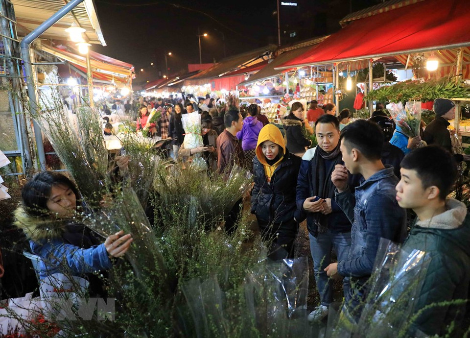 Noche en el mercado de flores Quang Ba en vísperas del Nuevo Año Lunar (Foto: VNA)