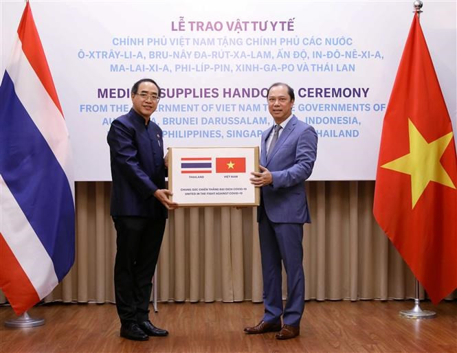 El viceministro de Relaciones Exteriores, Nguyen Quoc Dung, presentó en Hanoi el 18 de mayo pasado de forma simbólica donación de suministros médicos de Vietnam a otros países de la ASEAN, el sur de Asia y el Pacífico sur, en la lucha contra COVID-19 (Foto: VNA)
