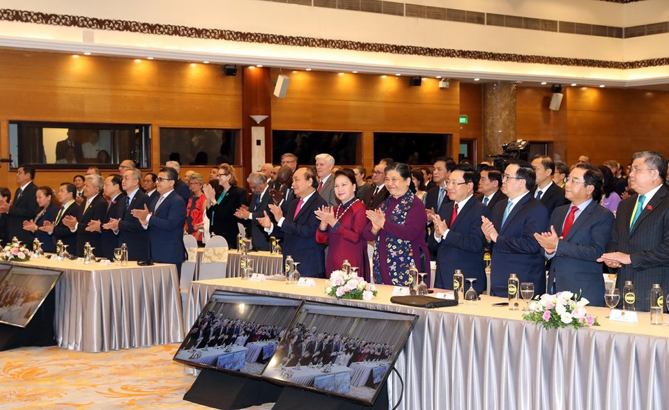 El primer ministro Nguyen Xuan Phuc, el presidente de la Asamblea Nacional Nguyen Thi Kim Ngan y los delegados asistieron a la ceremonia de apertura de la 36 Cumbre de la ASEAN (Foto: VNA)