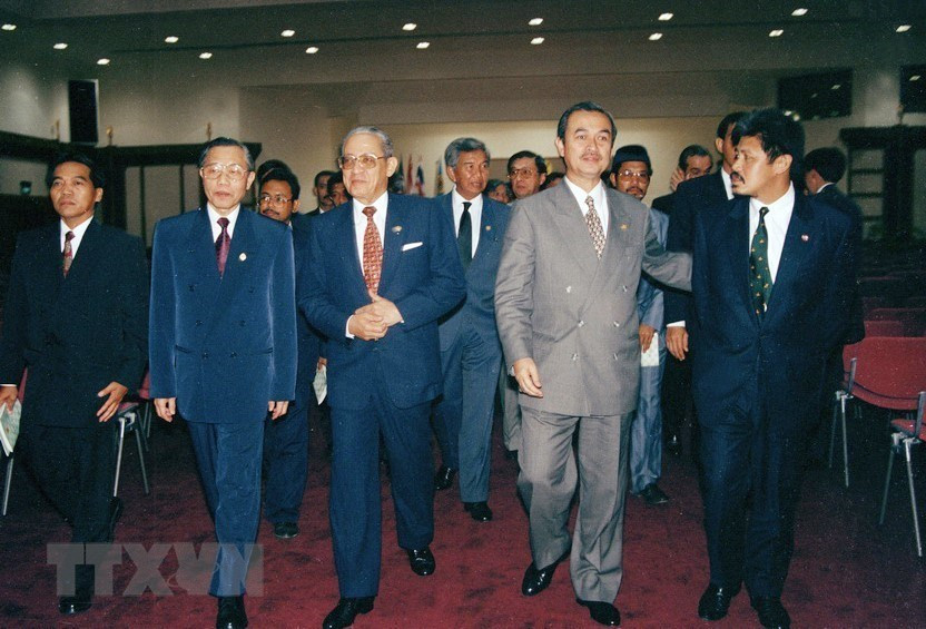 El canciller vietnamita, Nguyen Manh Cam (segundo a la izquierda) y los similares de los países de la ASEAN asistieron a la 28 Reunión Anual de Ministros de Relaciones Exteriores del bloque en la mañana del 29 de julio de 1995. (Foto: VNA)