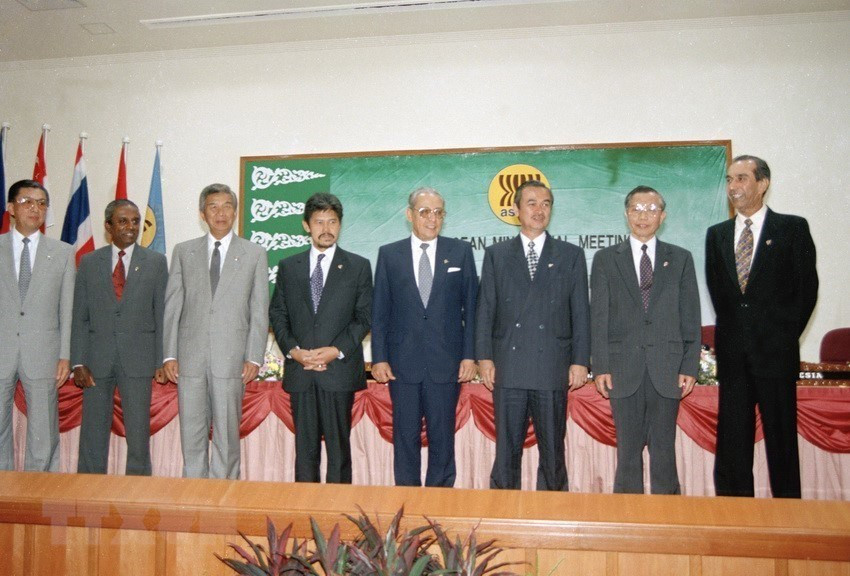 El canciller vietnamita, Nguyen Manh Cam, tomó una foto con sus similares de la ASEAN y el secretario general de la ASEAN, Dato Ajit Singh (extremo derecho a derecho). (Foto: VNA)