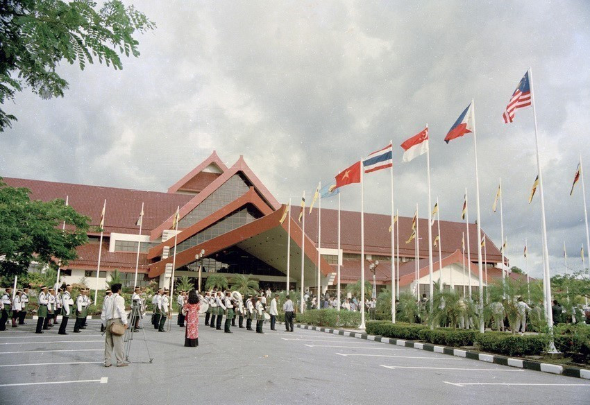 La bandera vietnamita ondeó junto con las banderas de los países de la ASEAN en el Centro Internacional de Convenciones de Bandar Seri Begawan. (Foto: VNA)