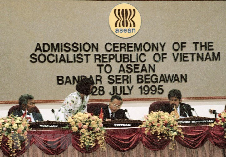 El canciller vietnamita, Nguyen Manh Cam, firmó la Declaración de Admisión a Vietnam para convertirse en miembro oficial de la ASEAN, en la mañana del 29 de julio de 1995. (Foto: VNA)