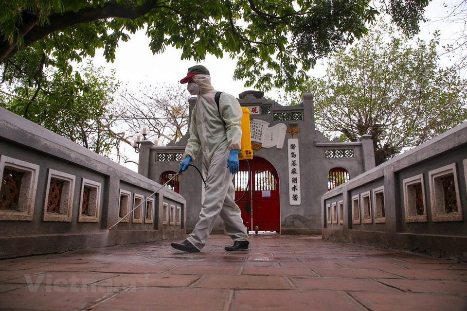 Se trata de la cuarta vez que se desinfectan los lugares turísticos desde que se registraron los casos del coronavirus en Hanoi en el fin de semana pasada. (Foto: Vietnam +)
