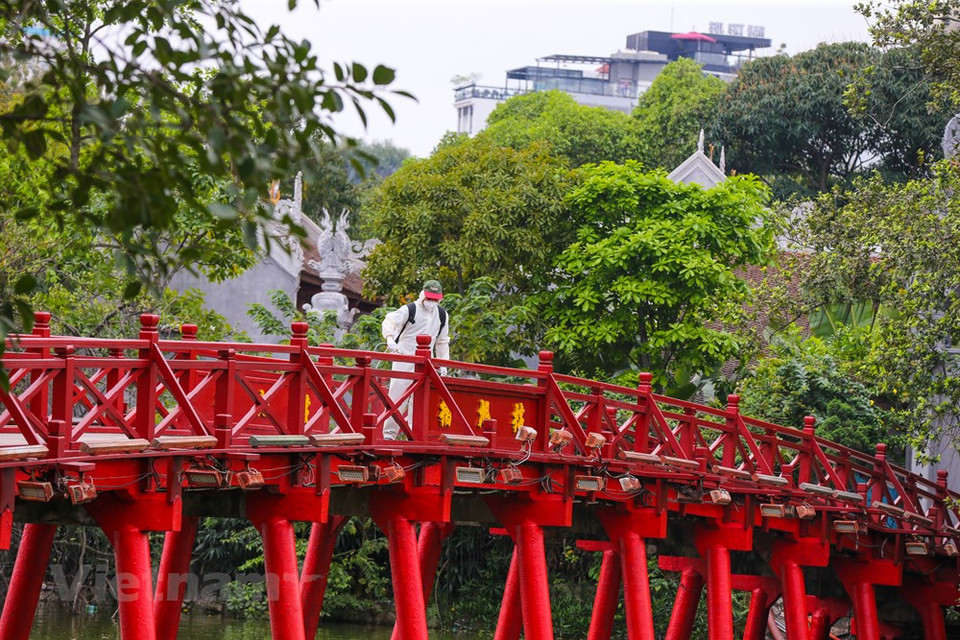 Se trata de la cuarta vez que se desinfectan los lugares turísticos desde que se registraron los casos del coronavirus en Hanoi en el fin de semana pasada. (Foto: Vietnam +)