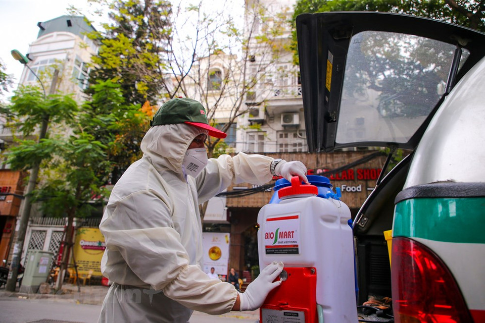 Se trata de la cuarta vez que se desinfectan los lugares turísticos desde que se registraron los casos del coronavirus en Hanoi en el fin de semana pasada. (Foto: Vietnam +)