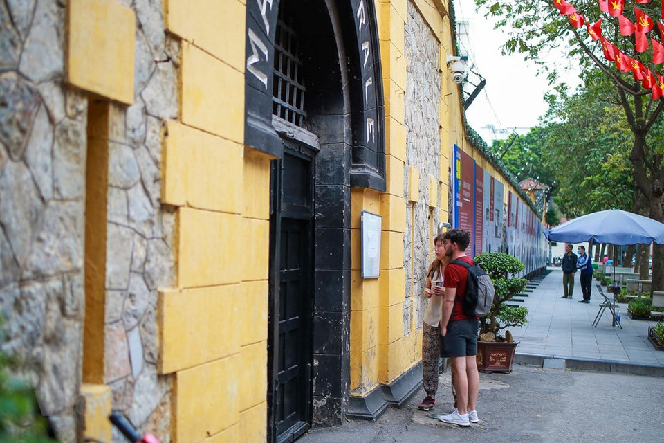 A partir del 10 de marzo, los sitios turísticos como la prisión de Hoa Lo, el templo de Ngoc Son, Van Mieu - Quoc Tu Giam se suspendieron sus operaciones y se iniciaron la desinfección bajo la dirección del Ministerio de Salud. (Foto: Vietnam +)