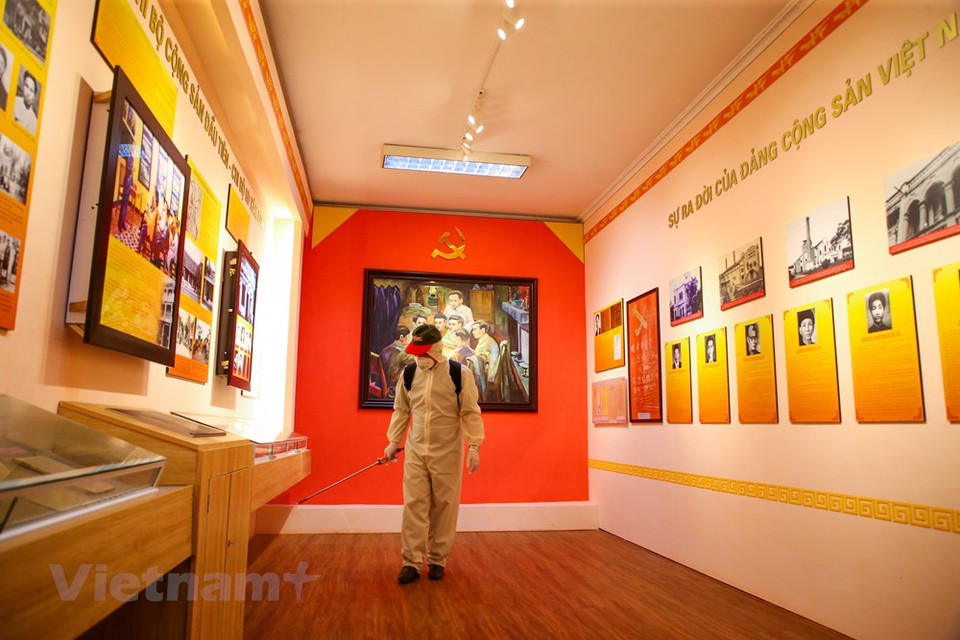 Se trata de la cuarta vez que se desinfectan los lugares turísticos desde que se registraron los casos del coronavirus en Hanoi en el fin de semana pasada. (Foto: Vietnam +)