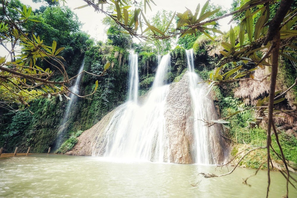 La cascada Dai Yem se divide en dos partes. La cascada de arriba tiene más de 70 metros de ancho y tiene 9 pisos, mientras la inferior tiene 5 pisos. La separación entre las dos partes es un terreno plano. (Foto: Vietnam +)