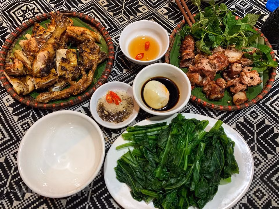 Brochetas a la parrilla son los platos para probar al llegar a Ban Lac. (Foto: Vietnam+)