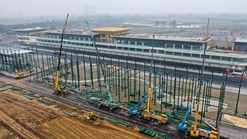 Se usan camiones y grúas pesadas en todo el sitio de construcción para levantar y mover bloques de hierro u hormigón que pesan decenas de toneladas. Al autódromo de la carretera de Hanoi tendrá más de cinco kilómetros y medio de longitud, con 22 vueltas, cuyos trazos están sujetos a las inspecciones periódicas por parte de organizaciones internacionales, con el fin de facilitar las condiciones a los equipos para alcanzar una velocidad de más de 300 kilómetros por hora en las carreras. Al acoger la carrera de Fórmula 1 en 2020, Vietnam se convertirá en el tercer país del Sudeste Asiático que albergue esta competencia, después de Malasia y Singapur. (Foto: Vietnam +)