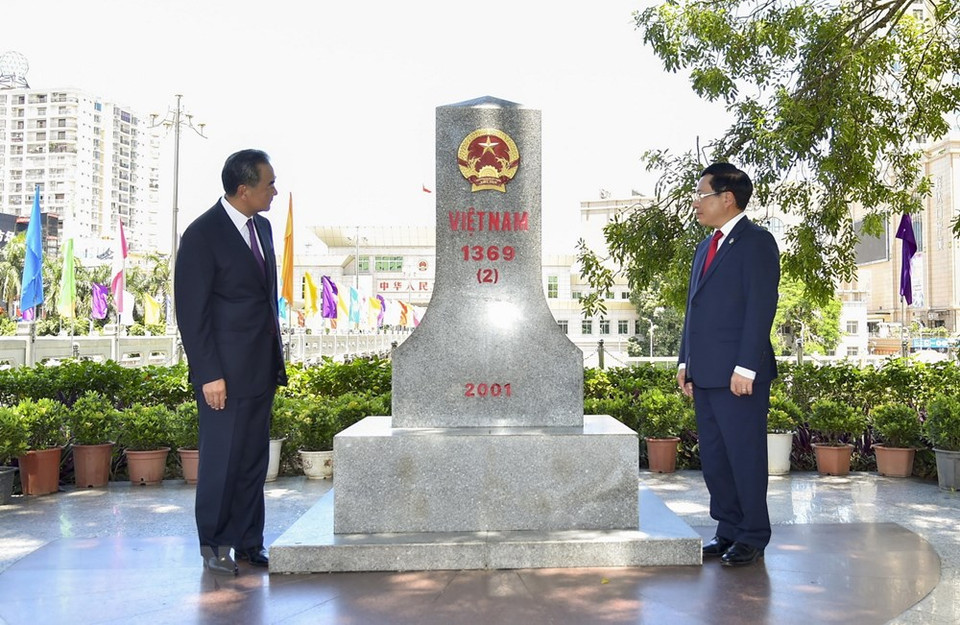 El viceprimer ministro y canciller Pham Binh Minh y el consejero de Estado y ministro de Relaciones Exteriores de China, Wang Yi, en el hito 1369 en Vietnam. (Foto: VNA)