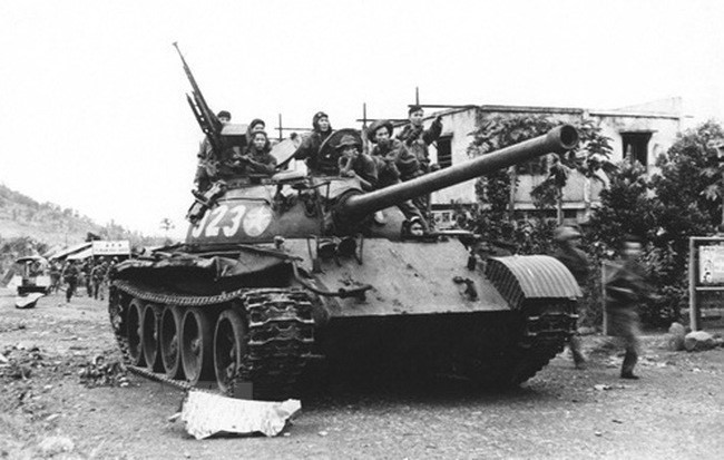 Desde el 13 de diciembre de 1974 hasta el 1 de enero de 1975, la Operación Ruta 14 - Phuoc Long finalizó con éxito con la liberación total de esta provincia. La victoria de Phuoc Long creó un área estratégica para el campo de batalla del Sur, aceleró el colapso del enemigo. En la foto: El Ejército de Liberación plantó la bandera de la victoria en Phuoc Long el 6 de enero de 1975. (Foto: VNA)