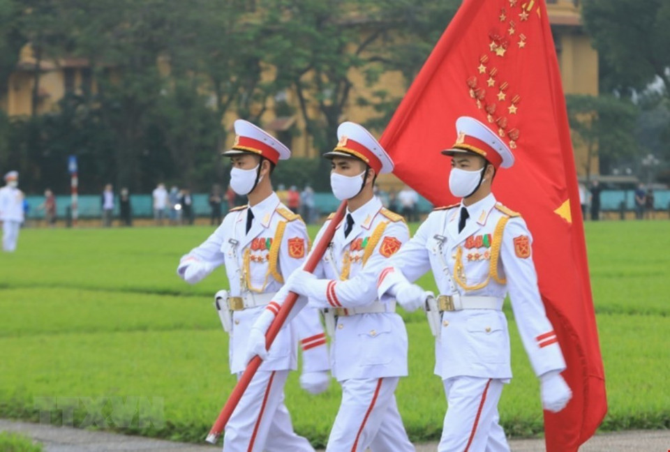 La ceremonia de izamiento de la bandera nacional en la plaza Ba Dinh en la mañana del 30 de abril de 2020. (Foto: VNA) 