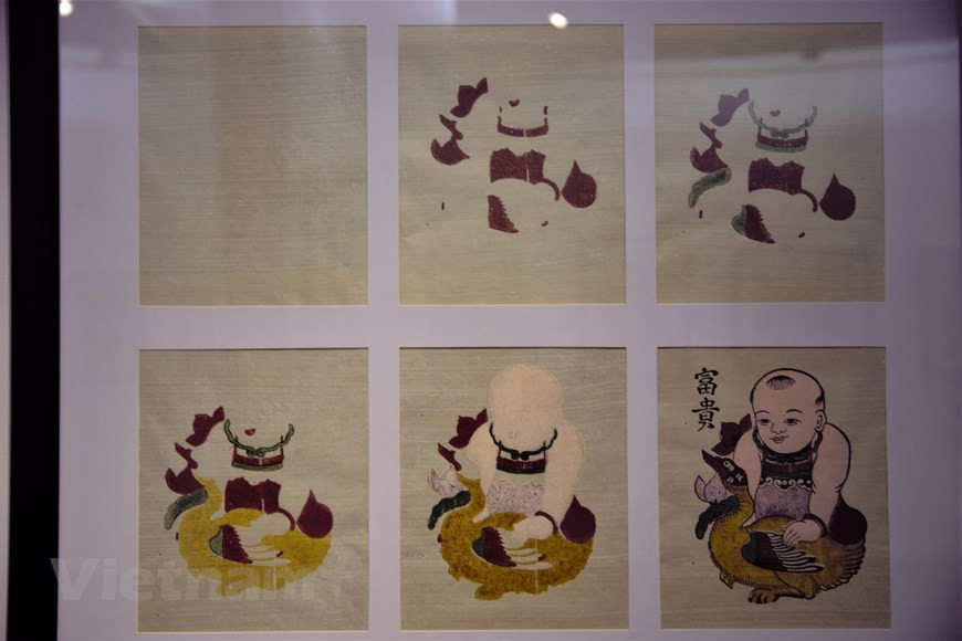 Proceso de impresión de una pintura (Foto: VNA)