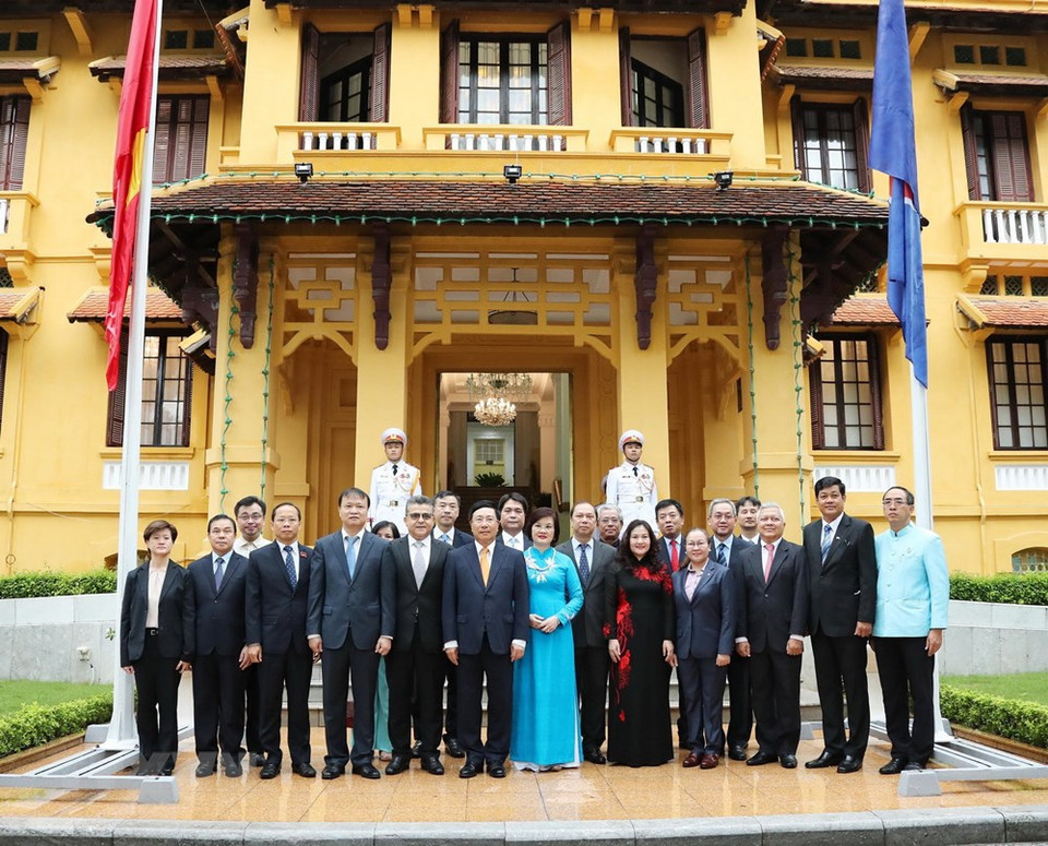 Viceprimer ministro y canciller, Pham Binh Minh, y los delegados asistieron a la ceremonia de izamiento de la bandera de la ASEAN (Foto: VNA)