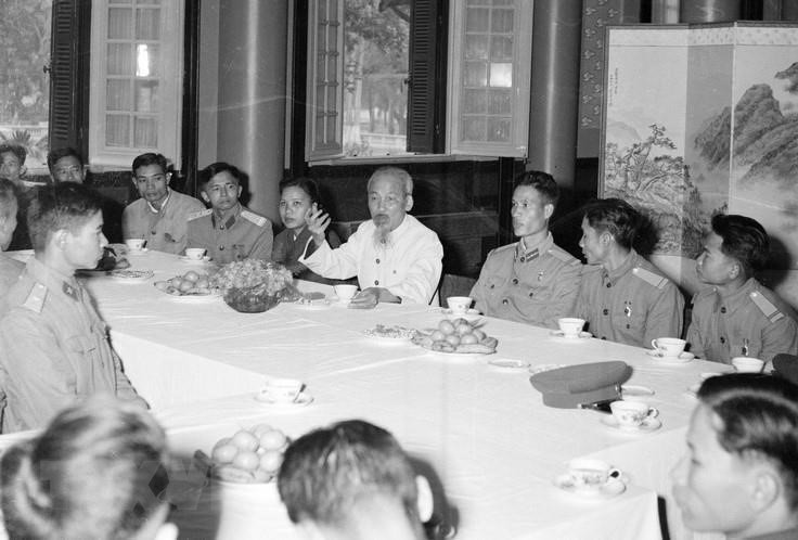 El Presidente Ho Chi Minh recibió una delegación de unidades militares en diciembre de 1957. (Foto: VNA)