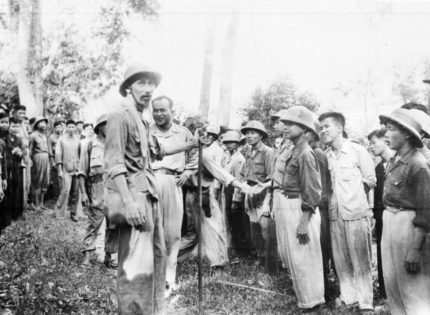 El presidente Ho Chi Minh se reunió con soldados en su camino hacia la Campaña Fronteriza de 1950. (Imagen: VNA)