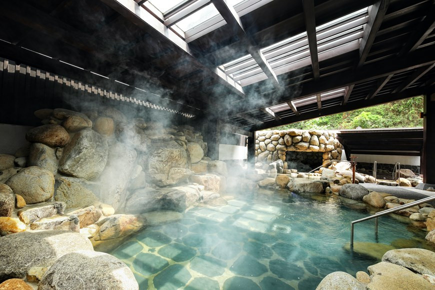 El complejo está administrado por un experto japonés con 17 años de experiencias, bajo el asesoramiento de la prestigiosa compañía Aquatec, líder en el campo del complejo onsen en Japón. 27 baños minerales en áreas de baño públicas que incluyen tanques de carbornado, baños cavernosos, piscinas, baños de piedra, baños para niños, baños de parques, baños de tinajas, jacuzzis, baños de agua fría... una variedad de usos para el cuidado de la salud. El área culinaria sirve una variedad de deliciosos platos del origen de Phu Tang ... Yoko Onsen ofrece a los visitantes un estilo onsen de clase japonesa sin tener que salir de la frontera de Vietnam. (Foto: Vietnam +)