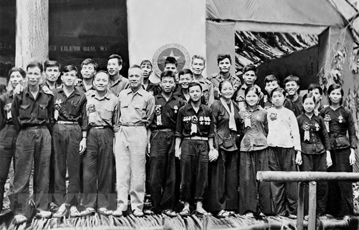 El presidente del Frente de Liberación Nacional de Vietnam del Sur, Nguyen Huu Tho, con representantes de héroes del Ejército Popular de Vietnam del Sur, en mayo 9/1967. (Foto: archivo de VNA)
