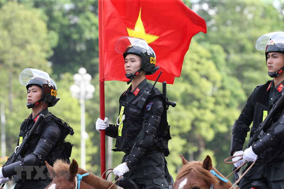 Desfilan policías de caballería en la Plaza Ba Dinh (Foto: Vietnam +)