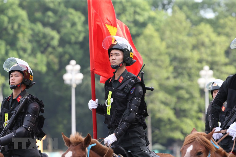 Desfilan policías de caballería en la Plaza Ba Dinh (Foto: Vietnam +)