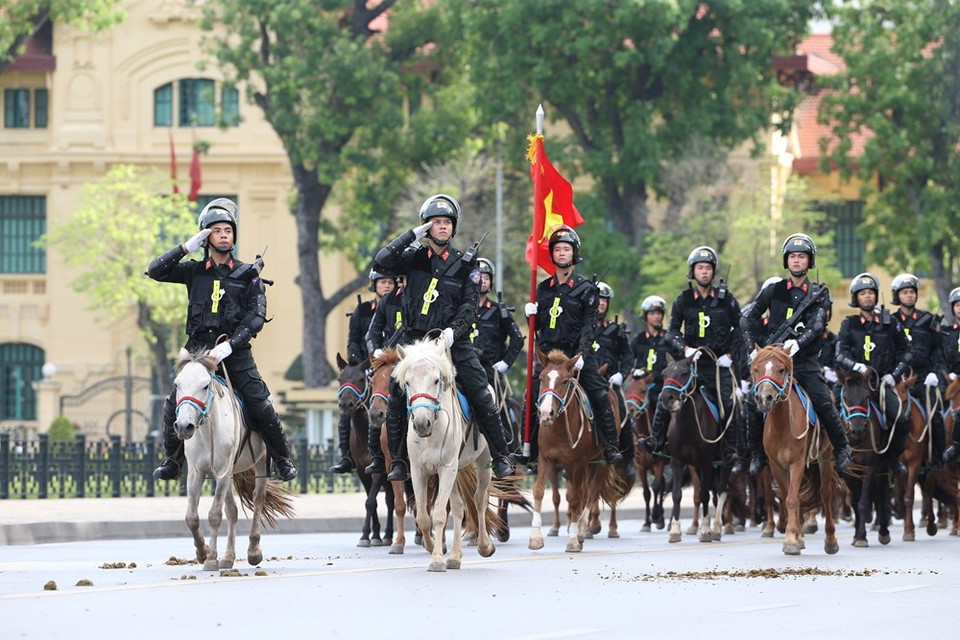 Desfilan policías de caballería en la Plaza Ba Dinh (Foto: Vietnam +)