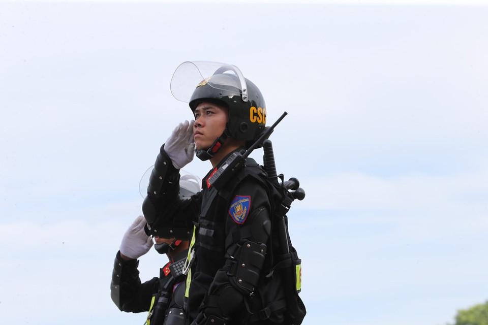 Desfilan policías de caballería en la Plaza Ba Dinh (Foto: Vietnam +)