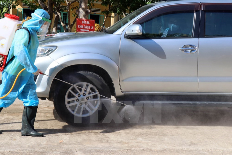 Desinfectante rociado en el área de aislamiento del distrito de Phu Ninh, provincia de Quang Nam (Foto: VNA)