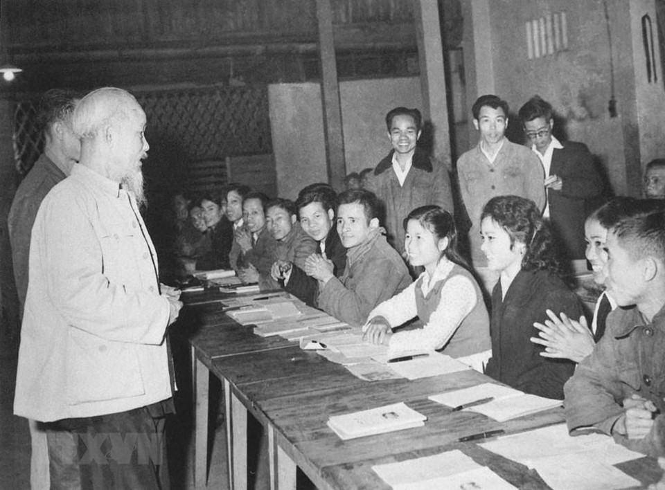 El Presidente Ho Chi Minh visita a la clase suplementaria técnica y cultural de trabajadores en la Fábrica de Automóviles el primer de mayo, en Hanoi (19 de diciembre de 1963) (Foto: archivo)