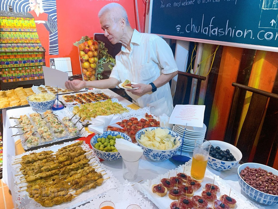 Los invitados disfrutan de los platos españoles (Foto: Vietnam +)
