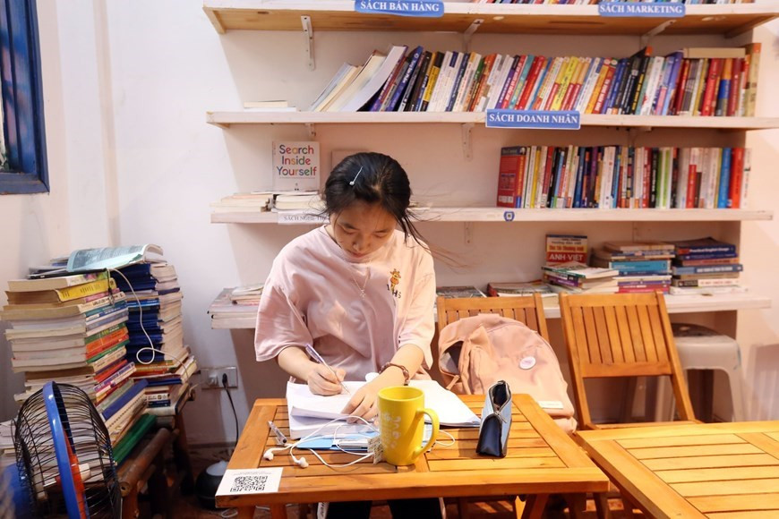 Al visitar la biblioteca, se pueden elegir entre los numerosos libros (Foto: VNA)