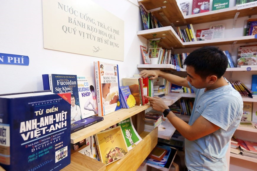 En esta biblioteca, los lectores pueden intercambiar sus libros favoritos (Foto: VNA)