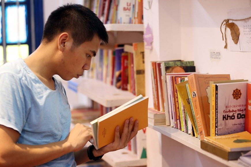 En esta biblioteca, los lectores pueden intercambiar sus libros favoritos (Foto: VNA)