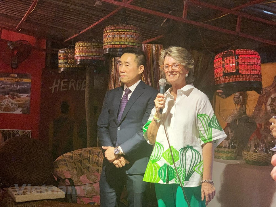 María Jesús Figa López-Palop, embajadora de España en Vietnam, dijo que se trata del segundo Día Mundial de la Tapa celebrado en Vietnam. La primera edición en el pasado año recibió un gran entusiasmo de los vietnamitas de Hanoi, Da Nang, Hoi An y Ciudad Ho Chi Minh. (Foto: Vietnam +)