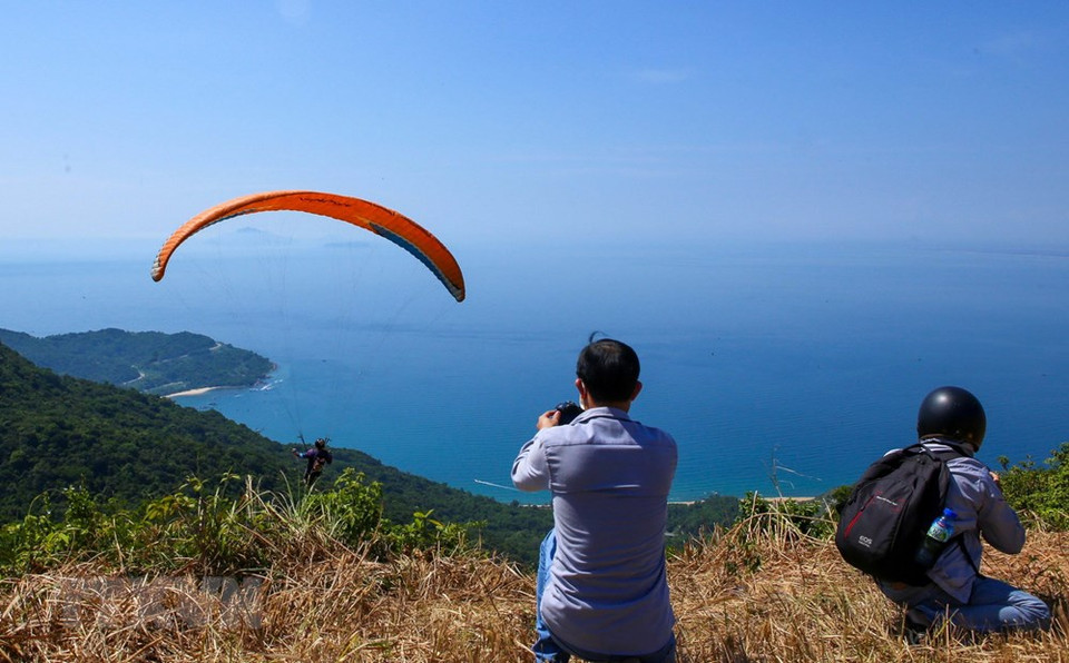 Concursantes compiten en la península de Son Tra, ciudad central de Da Nang. (Foto: VNA)