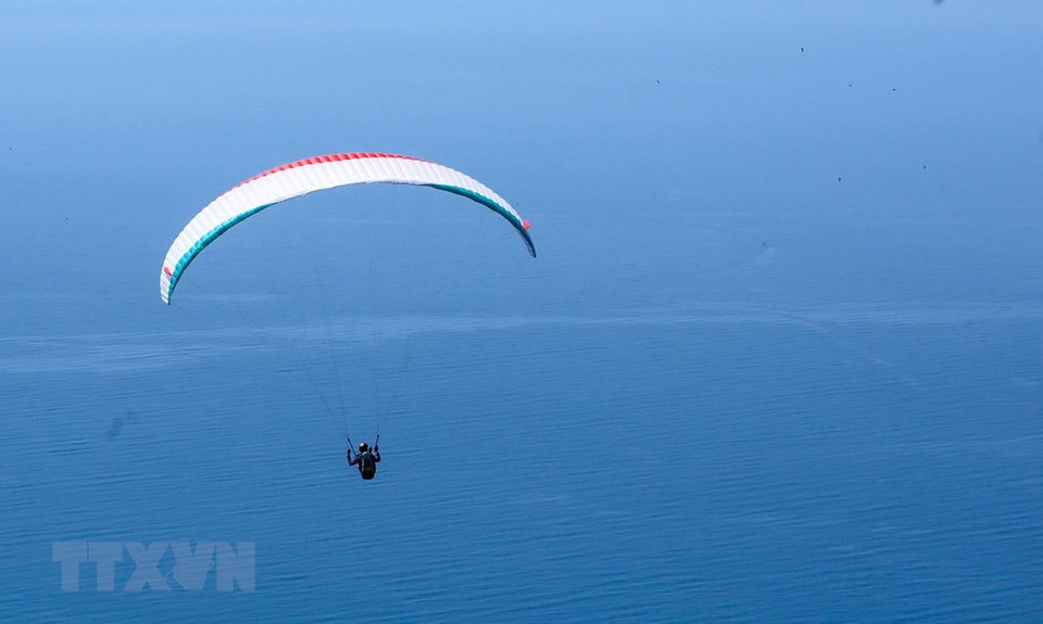 Vuelo de parapente en el torneo (Foto: VNA)