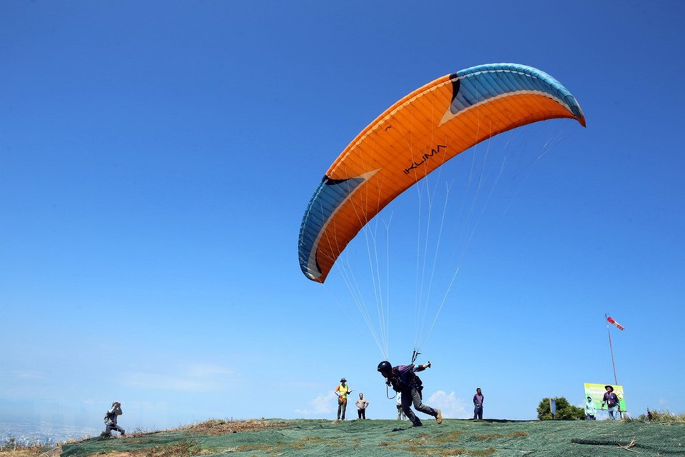Vuelo de parapente en el torneo (Foto: VNA)