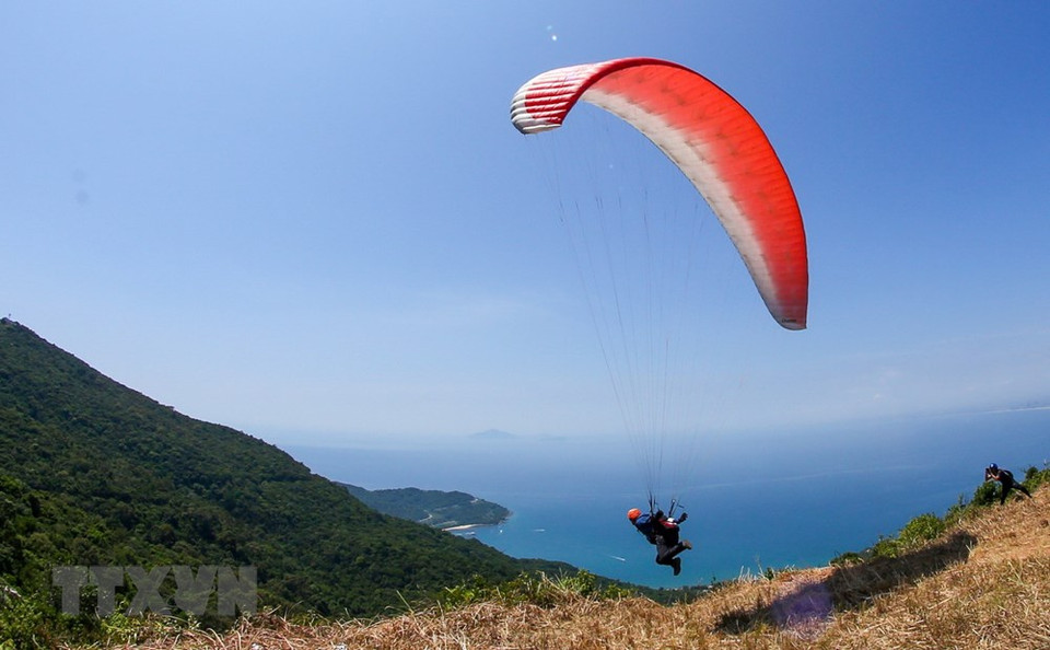 Concursantes compiten en la península de Son Tra, ciudad central de Da Nang. (Foto: VNA)