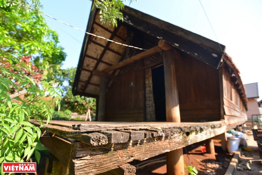 El diseño de la casa larga en Co Thon se divide en dos partes: la parte delantera se llama "Gah", que es el área de recepción, la sala de estar común de la familia, que contiene los siguientes elementos: silla, silla Kpan y instalaciones de gong (Foto: VNA)