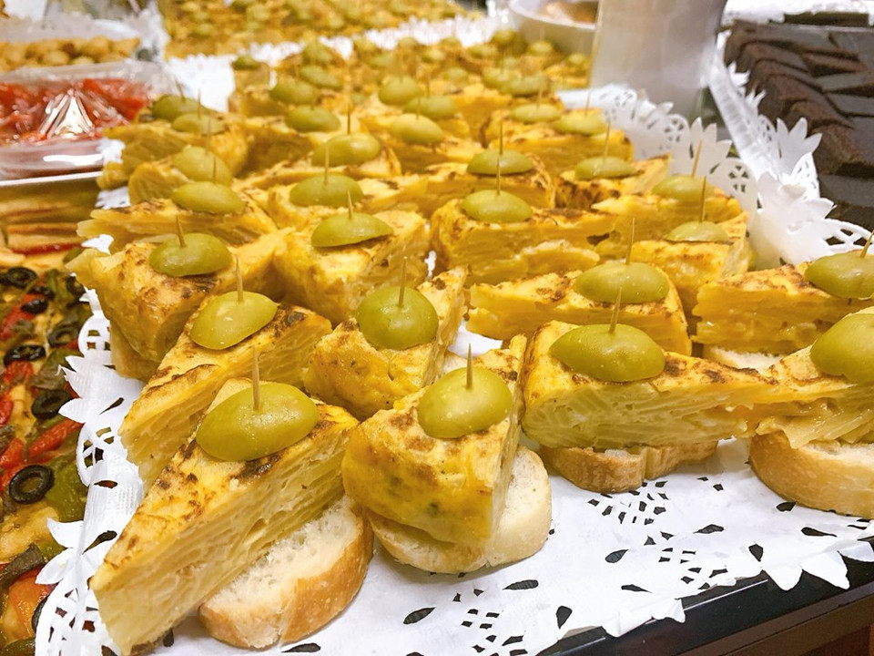 La tapa nace en origen como una simple loncha de embutido o de queso sobre un sencillo trozo de pan que se ofrecía a los clientes en las tascas y tabernas para acompañar la bebida y paliar así los indeseables efectos del alcohol ingerido en demasía.(Foto: Vietnam +)