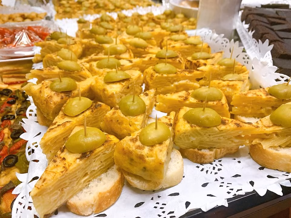 La tapa nace en origen como una simple loncha de embutido o de queso sobre un sencillo trozo de pan que se ofrecía a los clientes en las tascas y tabernas para acompañar la bebida y paliar así los indeseables efectos del alcohol ingerido en demasía.(Foto: Vietnam +)