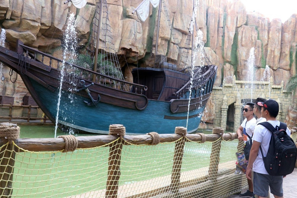 Los turistas visitan el zoológico más grande de Vietnam en la isla Phu Quoc (Kien Giang). (Foto: VNA)