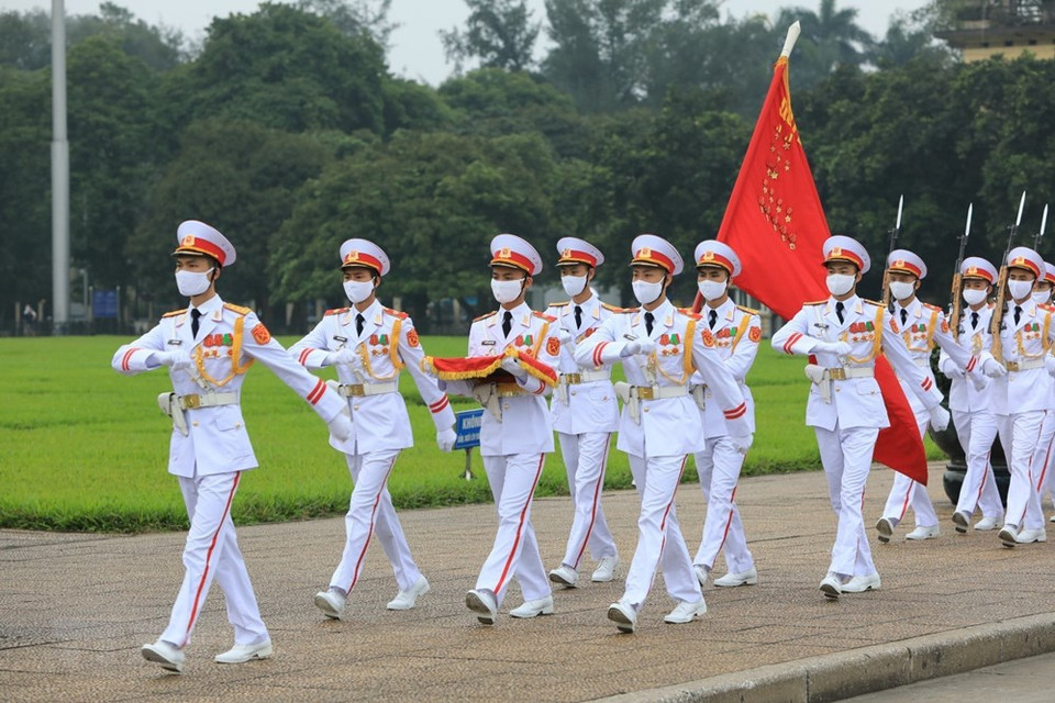 La ceremonia de izamiento de la bandera nacional en la plaza Ba Dinh en la mañana del 30 de abril de 2020. (Foto: VNA) 