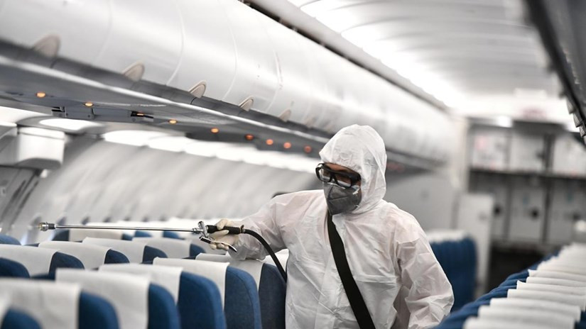 Vietnam Airlines utiliza CH2200, aprobado por Boeing para su uso en los aviones sin causar daños a la salud de pasajeros, para la desinfectación. Anteriormente, el Ministerio de Transporte de Vietnam anunció la creación de un comité directivo para la prevención del nuevo coronavirus (nCoV), con el fin de enfrentar el riesgo del contagio de la peligrosa enfermedad en este país. Esta comisión se responsabiliza de elaborar los planes preventivos, formular las medidas para impedir la propagación de la epidemia y supervisar los trabajos respectivos, además de coordinar su implementación con otros ministerios y agencias competentes. Vietnam ha confirmado hasta el momento 10 casos infectados por el nuevo tipo del coronavirus. (Foto: Vietnam+)