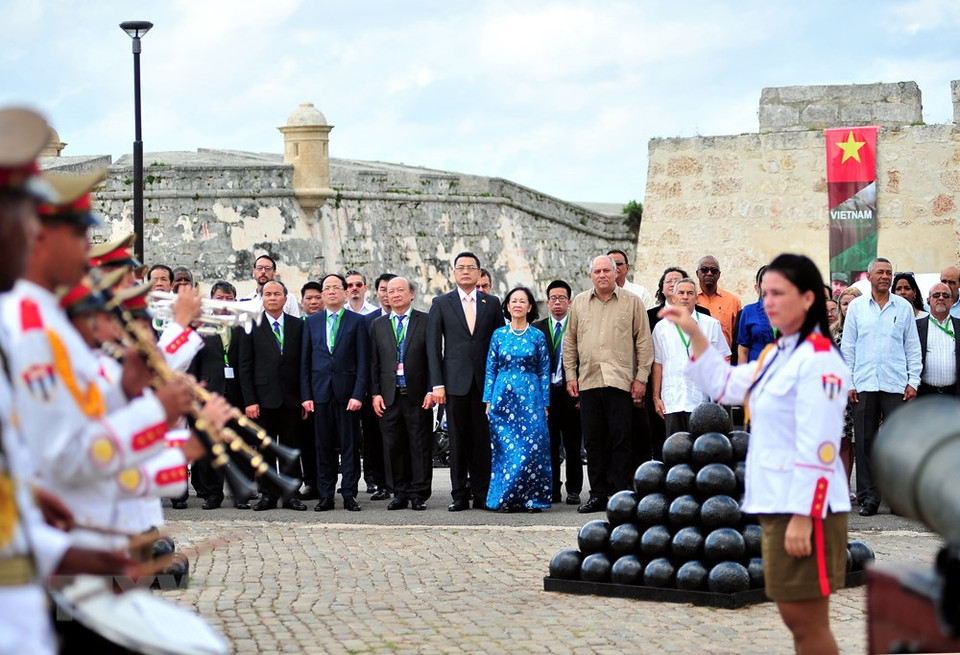 Truong Thi Mai y la delegación vietnamita asistieron a la ceremonia de izado de la bandera en la 29 Feria Internacional del Libro de La Habana (Foto: VNA)