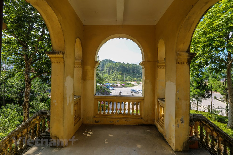 Los cuatro compartimentos a la izquierda y derecha de ambos pisos son el hogar de la familia. El área entre ambas plantas se utiliza como sala de encuentro. (Foto: Vietnam +)
