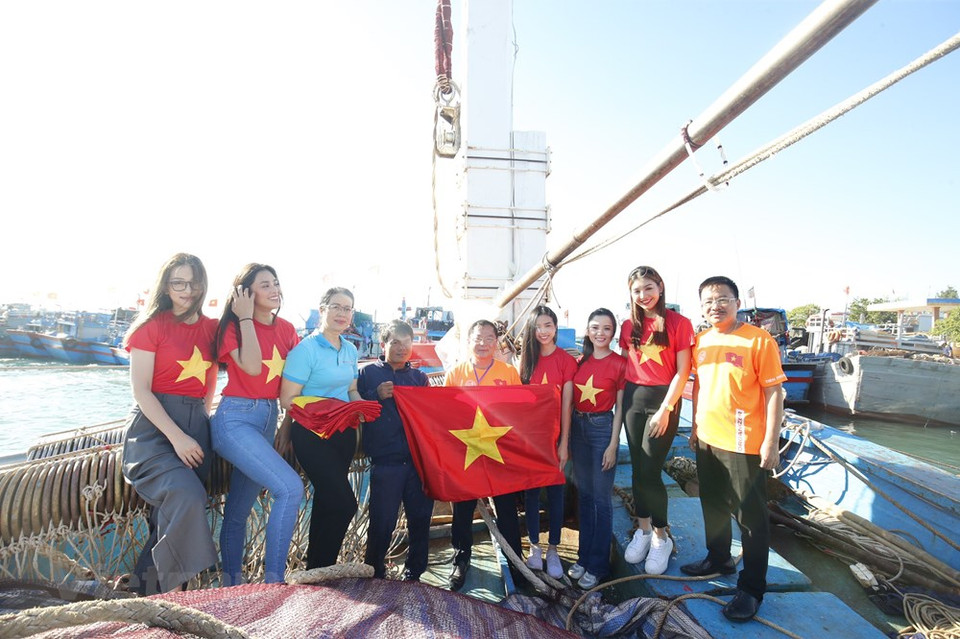 Representantes de los organizadores del torneo visitaron a capitanes y presentaron banderas nacionales y botiquines (Foto: Vietnam +)
